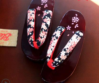 princess wear wooden sandals